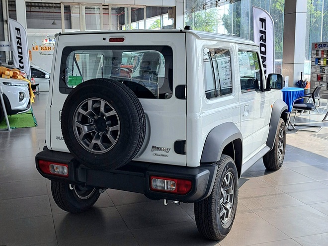 Suzuki Jimny giảm gi&aacute; kỷ lục 140 triệu tại đại l&yacute;: Gi&aacute; thực tế c&ograve;n 649 triệu đồng, dễ tiếp cận hơn cho c&aacute;c d&acirc;n chơi Việt th&iacute;ch off-road- Ảnh 3.