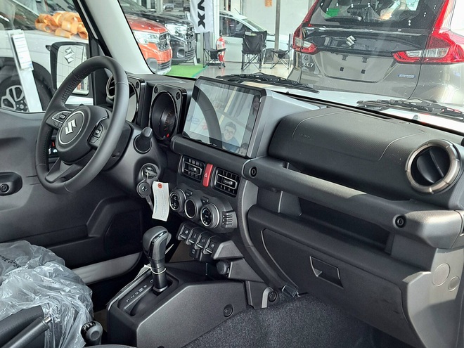 Suzuki Jimny giảm gi&aacute; kỷ lục 140 triệu tại đại l&yacute;: Gi&aacute; thực tế c&ograve;n 649 triệu đồng, dễ tiếp cận hơn cho c&aacute;c d&acirc;n chơi Việt th&iacute;ch off-road- Ảnh 7.
