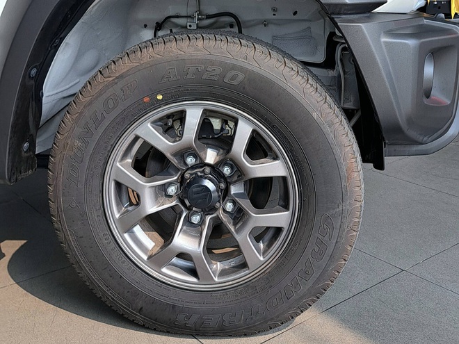 Suzuki Jimny giảm gi&aacute; kỷ lục 140 triệu tại đại l&yacute;: Gi&aacute; thực tế c&ograve;n 649 triệu đồng, dễ tiếp cận hơn cho c&aacute;c d&acirc;n chơi Việt th&iacute;ch off-road- Ảnh 6.