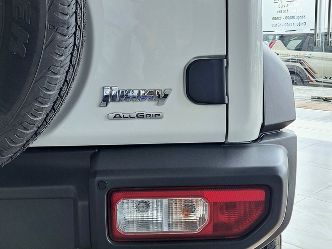 Suzuki Jimny giảm gi&aacute; kỷ lục 140 triệu tại đại l&yacute;: Gi&aacute; thực tế c&ograve;n 649 triệu đồng, dễ tiếp cận hơn cho c&aacute;c d&acirc;n chơi Việt th&iacute;ch off-road- Ảnh 5.