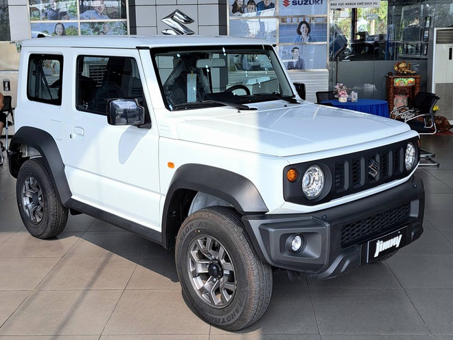 Suzuki Jimny giảm gi&aacute; kỷ lục 140 triệu tại đại l&yacute;: Gi&aacute; thực tế c&ograve;n 649 triệu đồng, dễ tiếp cận hơn cho c&aacute;c d&acirc;n chơi Việt th&iacute;ch off-road- Ảnh 2.