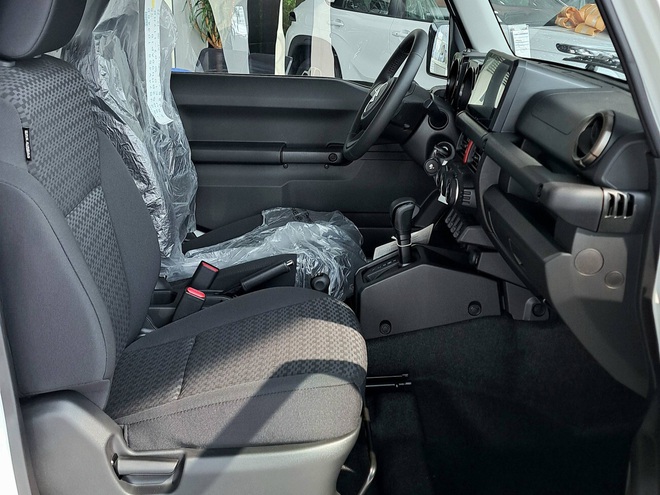 Suzuki Jimny giảm gi&aacute; kỷ lục 140 triệu tại đại l&yacute;: Gi&aacute; thực tế c&ograve;n 649 triệu đồng, dễ tiếp cận hơn cho c&aacute;c d&acirc;n chơi Việt th&iacute;ch off-road- Ảnh 9.