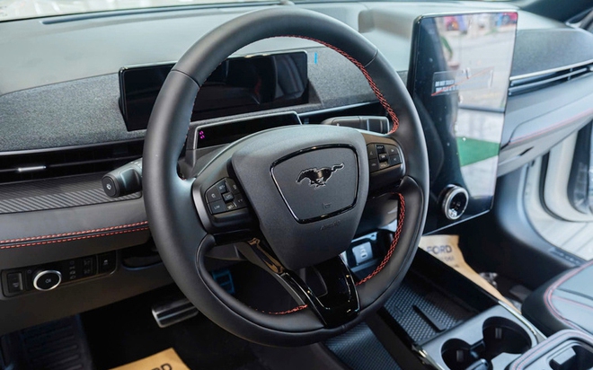 Ford Mustang Mach-E giảm gi&aacute; kỷ lục c&ograve;n gần 1,7 tỷ đồng, sạc miễn ph&iacute; 5 năm - &lsquo;K&egrave;o thơm&rsquo; cho d&acirc;n chơi tốc độ thời xăng tăng gi&aacute;- Ảnh 7.