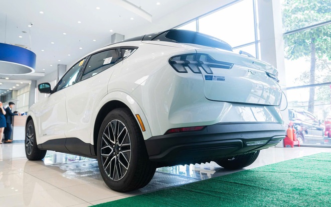 Ford Mustang Mach-E giảm gi&aacute; kỷ lục c&ograve;n gần 1,7 tỷ đồng, sạc miễn ph&iacute; 5 năm - &lsquo;K&egrave;o thơm&rsquo; cho d&acirc;n chơi tốc độ thời xăng tăng gi&aacute;- Ảnh 3.