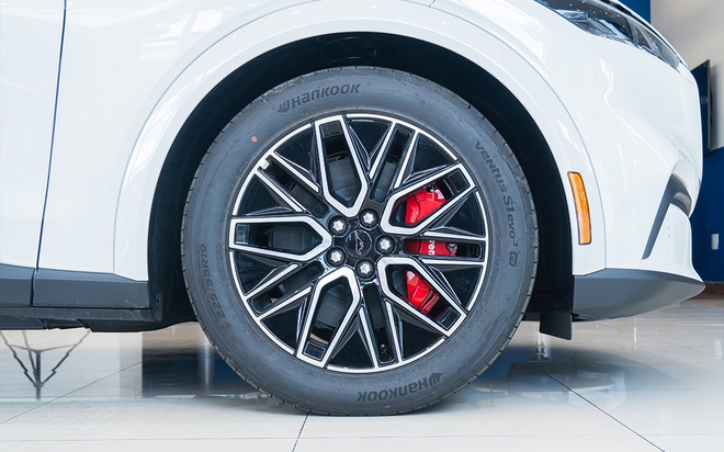 Ford Mustang Mach-E giảm gi&aacute; kỷ lục c&ograve;n gần 1,7 tỷ đồng, sạc miễn ph&iacute; 5 năm - &lsquo;K&egrave;o thơm&rsquo; cho d&acirc;n chơi tốc độ thời xăng tăng gi&aacute;- Ảnh 5.