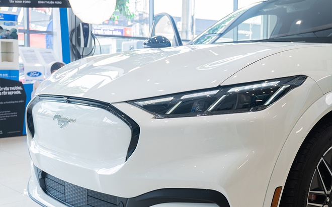 Ford Mustang Mach-E giảm gi&aacute; kỷ lục c&ograve;n gần 1,7 tỷ đồng, sạc miễn ph&iacute; 5 năm - &lsquo;K&egrave;o thơm&rsquo; cho d&acirc;n chơi tốc độ thời xăng tăng gi&aacute;- Ảnh 4.