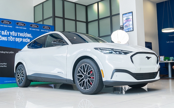 Ford Mustang Mach-E giảm gi&aacute; kỷ lục c&ograve;n gần 1,7 tỷ đồng, sạc miễn ph&iacute; 5 năm - &lsquo;K&egrave;o thơm&rsquo; cho d&acirc;n chơi tốc độ thời xăng tăng gi&aacute;- Ảnh 2.