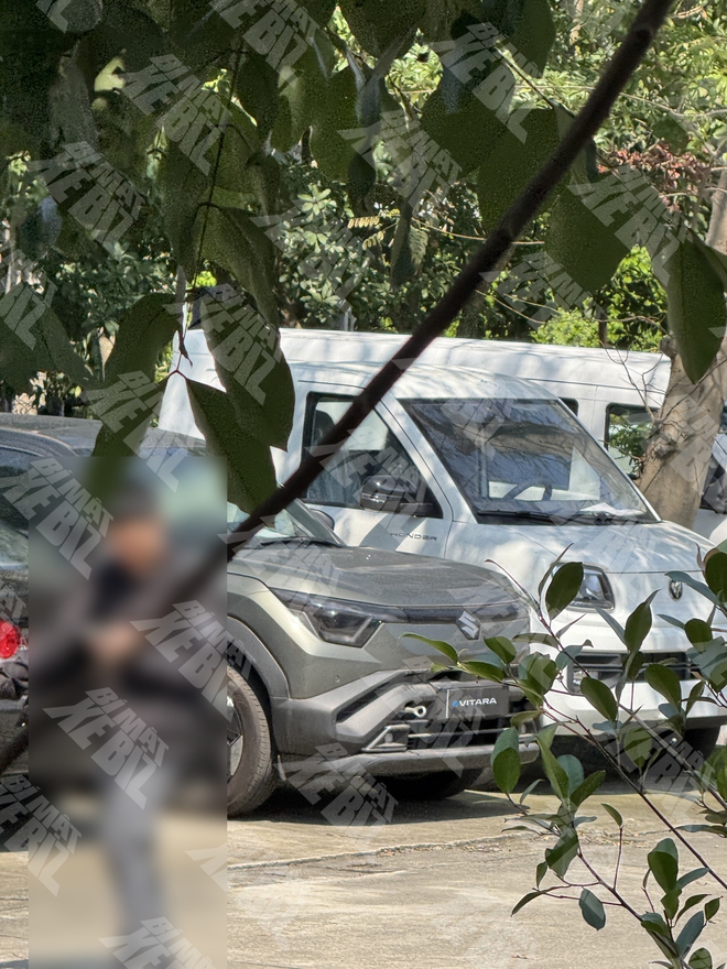 Suzuki eVitara xuất hiện ở H&agrave; Nội: Dễ mở b&aacute;n thời gian tới, đi được 430km/sạc, nội thất m&agrave;n h&igrave;nh k&eacute;p, cần số điện tử- Ảnh 1.