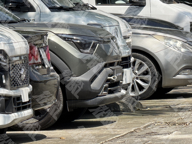 Suzuki eVitara xuất hiện ở H&agrave; Nội: Dễ mở b&aacute;n thời gian tới, đi được 430km/sạc, nội thất m&agrave;n h&igrave;nh k&eacute;p, cần số điện tử- Ảnh 2.