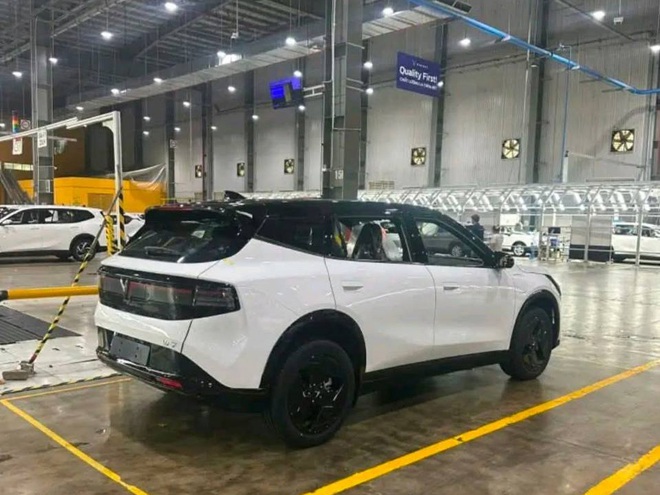 SUV VinFast mới lần đầu lộ diện tr&ecirc;n đường: Dễ c&ugrave;ng cỡ VF 7, cụm đ&egrave;n trước sau đều lớn, tay nắm cửa ẩn như BMW, c&oacute; ADAS- Ảnh 2.