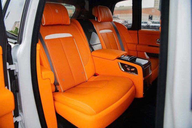 Ch&agrave;o Rolls-Royce Culinan Black Badge 'lướt 800km' hơn 28 tỷ đồng, người b&aacute;n bọc nilon kỹ như xe mới- Ảnh 7.