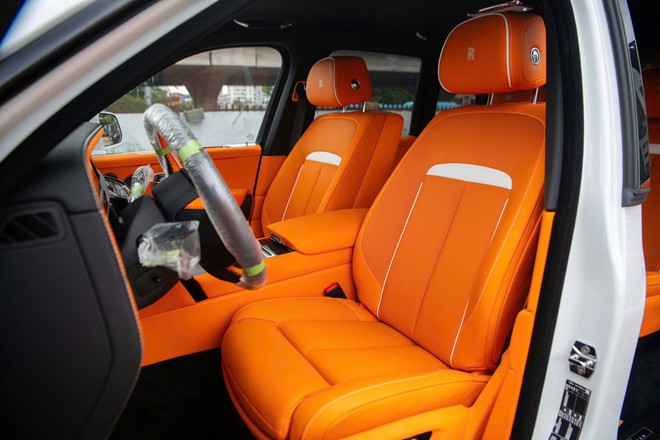 Ch&agrave;o Rolls-Royce Culinan Black Badge 'lướt 800km' hơn 28 tỷ đồng, người b&aacute;n bọc nilon kỹ như xe mới- Ảnh 6.