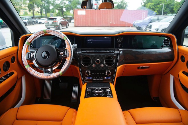 Ch&agrave;o Rolls-Royce Culinan Black Badge 'lướt 800km' hơn 28 tỷ đồng, người b&aacute;n bọc nilon kỹ như xe mới- Ảnh 5.