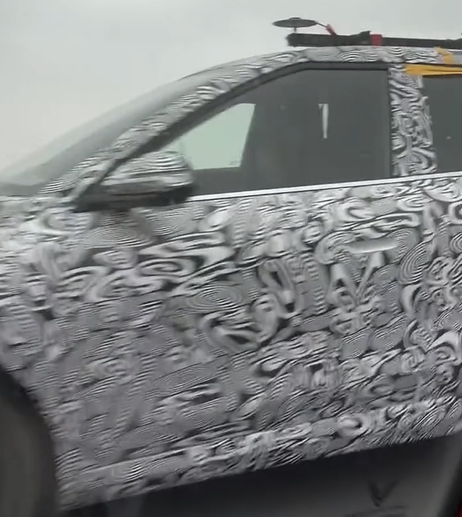 SUV VinFast mới lần đầu lộ diện tr&ecirc;n đường: Dễ c&ugrave;ng cỡ VF 7, cụm đ&egrave;n trước sau đều lớn, tay nắm cửa ẩn như BMW, c&oacute; ADAS- Ảnh 5.