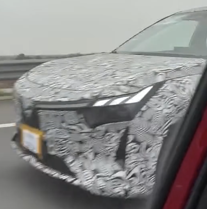 SUV VinFast mới lần đầu lộ diện tr&ecirc;n đường: Dễ c&ugrave;ng cỡ VF 7, cụm đ&egrave;n trước sau đều lớn, tay nắm cửa ẩn như BMW, c&oacute; ADAS- Ảnh 4.