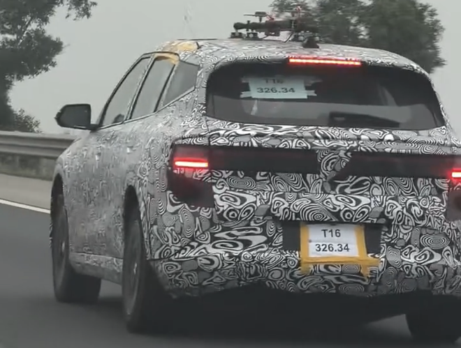 SUV VinFast mới lần đầu lộ diện tr&ecirc;n đường: Dễ c&ugrave;ng cỡ VF 7, cụm đ&egrave;n trước sau đều lớn, tay nắm cửa ẩn như BMW, c&oacute; ADAS- Ảnh 6.