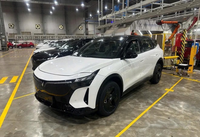 SUV VinFast mới lần đầu lộ diện tr&ecirc;n đường: Dễ c&ugrave;ng cỡ VF 7, cụm đ&egrave;n trước sau đều lớn, tay nắm cửa ẩn như BMW, c&oacute; ADAS- Ảnh 1.