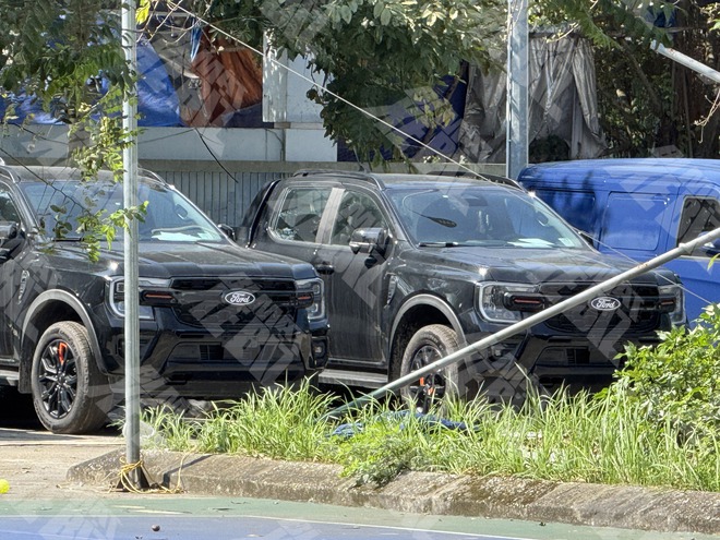 Ford Ranger Wildtrak 2026 tiếp tục lộ diện tại Việt Nam với 2 cấu hình: Dễ thêm bản một cầu giá rẻ hơn với động cơ mới, phân biệt được ngay từ ngoại hình- Ảnh 2. Ford Ranger Wildtrak 2026 tiếp tục lộ diện tại Việt Nam với 2 cấu hình: Dễ thêm bản một cầu giá rẻ hơn với động cơ mới, phân biệt được ngay từ ngoại hình- Ảnh 2.