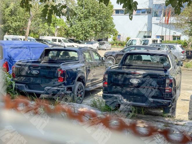 Ford Ranger Wildtrak 2026 tiếp tục lộ diện tại Việt Nam với 2 cấu hình: Dễ thêm bản một cầu giá rẻ hơn với động cơ mới, phân biệt được ngay từ ngoại hình- Ảnh 4. Ford Ranger Wildtrak 2026 tiếp tục lộ diện tại Việt Nam với 2 cấu hình: Dễ thêm bản một cầu giá rẻ hơn với động cơ mới, phân biệt được ngay từ ngoại hình- Ảnh 4.