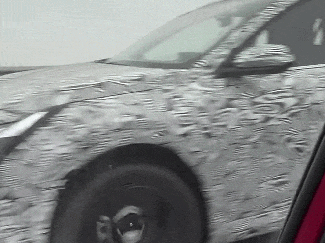 SUV VinFast mới lần đầu lộ diện tr&ecirc;n đường: Dễ c&ugrave;ng cỡ VF 7, cụm đ&egrave;n trước sau đều lớn, tay nắm cửa ẩn như BMW, c&oacute; ADAS- Ảnh 7.