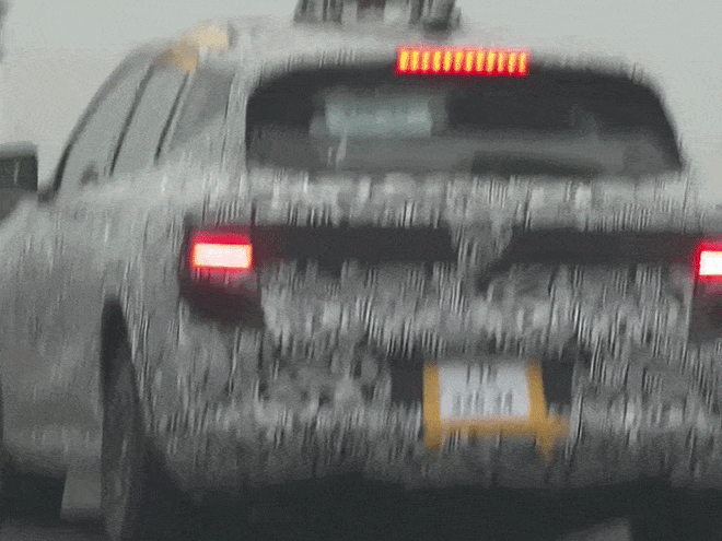 SUV VinFast mới lần đầu lộ diện tr&ecirc;n đường: Dễ c&ugrave;ng cỡ VF 7, cụm đ&egrave;n trước sau đều lớn, tay nắm cửa ẩn như BMW, c&oacute; ADAS- Ảnh 8.