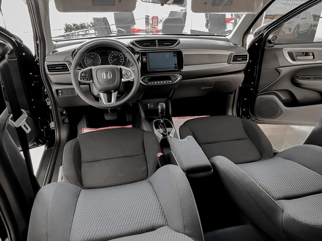 H&agrave;ng loạt MPV đua giảm gi&aacute;, c&oacute; mẫu ưu đ&atilde;i tới cả trăm triệu, lăn b&aacute;nh chỉ như gi&aacute; ni&ecirc;m yết- Ảnh 14.