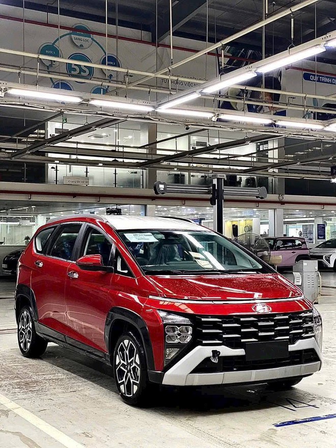 H&agrave;ng loạt MPV đua giảm gi&aacute;, c&oacute; mẫu ưu đ&atilde;i tới cả trăm triệu, lăn b&aacute;nh chỉ như gi&aacute; ni&ecirc;m yết- Ảnh 1.