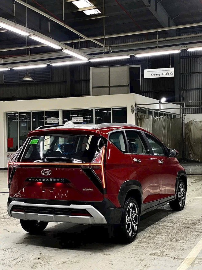 H&agrave;ng loạt MPV đua giảm gi&aacute;, c&oacute; mẫu ưu đ&atilde;i tới cả trăm triệu, lăn b&aacute;nh chỉ như gi&aacute; ni&ecirc;m yết- Ảnh 2.