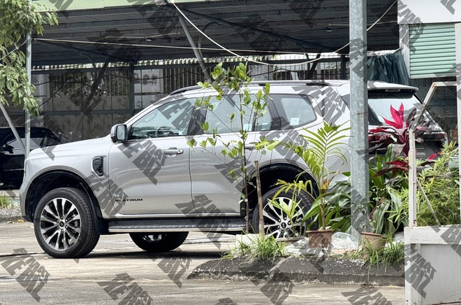 Ford Everest máy xăng lộ diện tại Việt Nam: Chạy hỗn hợp 10L/100km, dễ là bản Platinum 2.3L, thêm lựa chọn khi giá dầu đỉnh điểm- Ảnh 3. Ford Everest máy xăng lộ diện tại Việt Nam: Chạy hỗn hợp 10L/100km, dễ là bản Platinum 2.3L, thêm lựa chọn khi giá dầu đỉnh điểm- Ảnh 3.