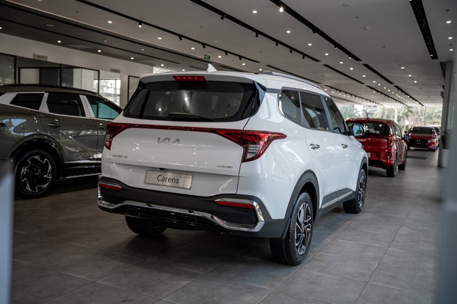 H&agrave;ng loạt MPV đua giảm gi&aacute;, c&oacute; mẫu ưu đ&atilde;i tới cả trăm triệu, lăn b&aacute;nh chỉ như gi&aacute; ni&ecirc;m yết- Ảnh 16.