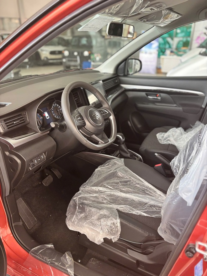 H&agrave;ng loạt MPV đua giảm gi&aacute;, c&oacute; mẫu ưu đ&atilde;i tới cả trăm triệu, lăn b&aacute;nh chỉ như gi&aacute; ni&ecirc;m yết- Ảnh 10.