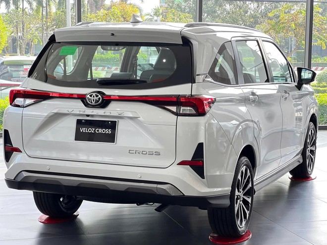 H&agrave;ng loạt MPV đua giảm gi&aacute;, c&oacute; mẫu ưu đ&atilde;i tới cả trăm triệu, lăn b&aacute;nh chỉ như gi&aacute; ni&ecirc;m yết- Ảnh 5.