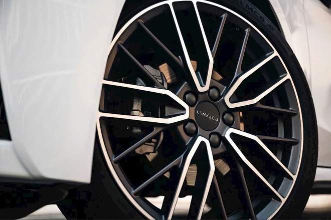 Đại l&yacute; b&aacute;o Lynk & Co 03 c&oacute; 2 bản tại Việt Nam: Gi&aacute; dự kiến từ 800 triệu đồng, mạnh ngang Civic, ADAS từ bản rẻ nhất, dễ ra mắt th&aacute;ng 6- Ảnh 4.