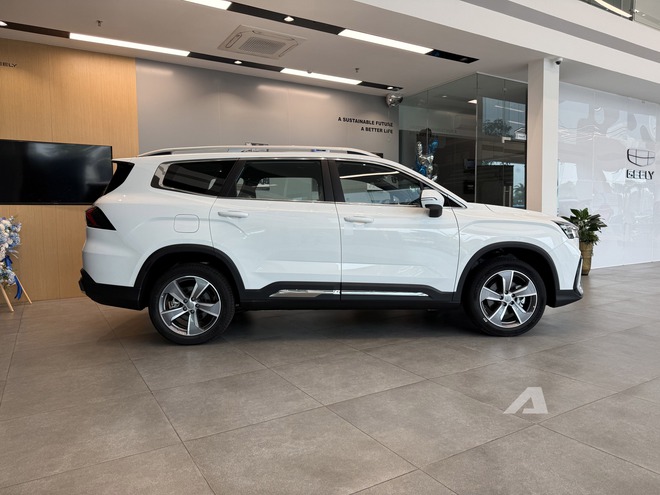 Soi chi tiết Geely Okavango tại đại l&yacute;: M&agrave;n h&igrave;nh 14,6 inch, ADAS đầy đủ, cấu h&igrave;nh ghế linh hoạt cho gia đ&igrave;nh trong tầm gi&aacute; hơn 700 triệu- Ảnh 3.