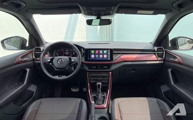 Skoda Slavia facelift tiếp tục lộ diện: C&oacute; thể đổi hộp số mới, th&ecirc;m dải đ&egrave;n hậu nối liền, dễ h&uacute;t kh&aacute;ch khi về Việt Nam nhờ trang bị một trang bị đặc biệt- Ảnh 6.