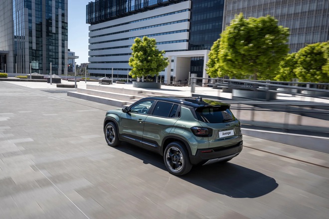 Jeep Avenger 2026 ra mắt: Hầm hố hơn, tối ưu địa h&igrave;nh, t&ugrave;y chọn hybrid, nếu THACO đưa về sẽ th&ecirc;m s&ocirc;i động ph&acirc;n kh&uacute;c SUV nhỏ- Ảnh 4.