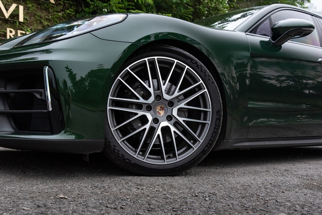 Porsche Panamera l&agrave; một chiếc xe &lsquo;đa nh&acirc;n c&aacute;ch&rsquo; như n&agrave;y: S&aacute;ng mặc suite, tối đi &lsquo;đua&rsquo;- Ảnh 12.