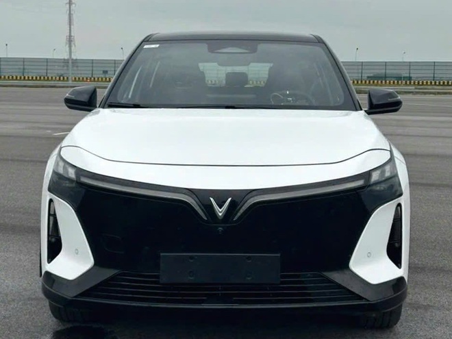 VinFast chốt ra mắt SUV mới th&aacute;ng n&agrave;y: Dễ l&agrave; VF 8 đời mới với thay đổi lớn từ ngo&agrave;i v&agrave;o trong- Ảnh 4.