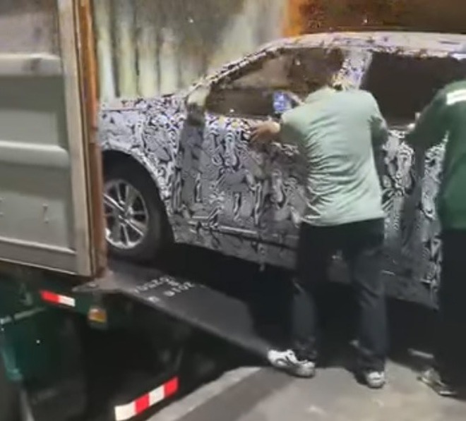 Lộ xe lạ tr&ocirc;ng như VinFast VF 5 mới: Đu&ocirc;i kh&aacute;c biệt, v&ocirc;-lăng v&aacute;t 2 đ&aacute;y thể thao, m&agrave;n h&igrave;nh lớn hơn hẳn- Ảnh 1.