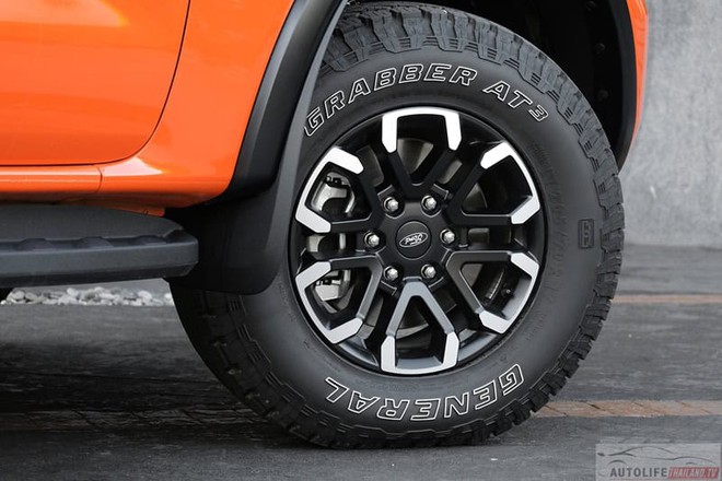 Ford Ranger Wildtrak X 2026 gi&aacute; quy đổi gần 1,2 tỷ đồng ở gần Việt Nam: M&aacute;y 3.0L V6, c&oacute; AWD, phuộc h&agrave;ng hiệu, lốp &lsquo;b&eacute;o&rsquo; như Raptor- Ảnh 5.