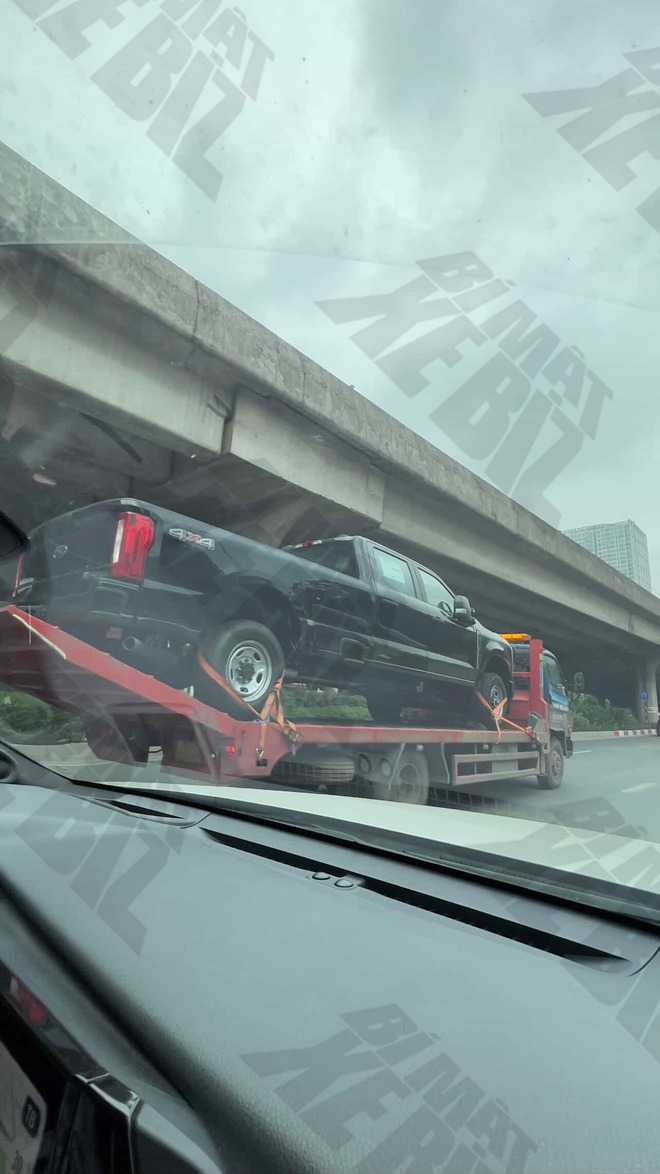Ford F-250 Super Duty đời mới đầu ti&ecirc;n xuất hiện tại H&agrave; Nội: D&agrave;i hơn 6 m&eacute;t, d&ugrave;ng m&aacute;y V8, chờ d&acirc;n chơi Việt đến &lsquo;hốt&rsquo; h&agrave;ng độc- Ảnh 2.