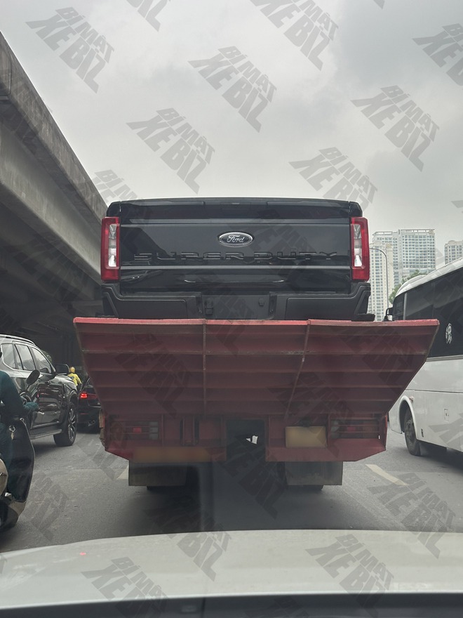 Ford F-250 Super Duty đời mới đầu ti&ecirc;n xuất hiện tại H&agrave; Nội: D&agrave;i hơn 6 m&eacute;t, d&ugrave;ng m&aacute;y V8, chờ d&acirc;n chơi Việt đến &lsquo;hốt&rsquo; h&agrave;ng độc- Ảnh 6.