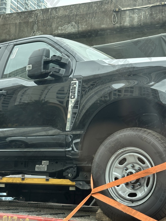 Ford F-250 Super Duty đời mới đầu ti&ecirc;n xuất hiện tại H&agrave; Nội: D&agrave;i hơn 6 m&eacute;t, d&ugrave;ng m&aacute;y V8, chờ d&acirc;n chơi Việt đến &lsquo;hốt&rsquo; h&agrave;ng độc- Ảnh 4.