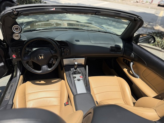 Honda S2000 cực hiếm l&ecirc;n s&agrave;n xe cũ: JDM 22 năm tuổi đắt ngang Porsche Taycan &lsquo;đập hộp&rsquo;- Ảnh 4.