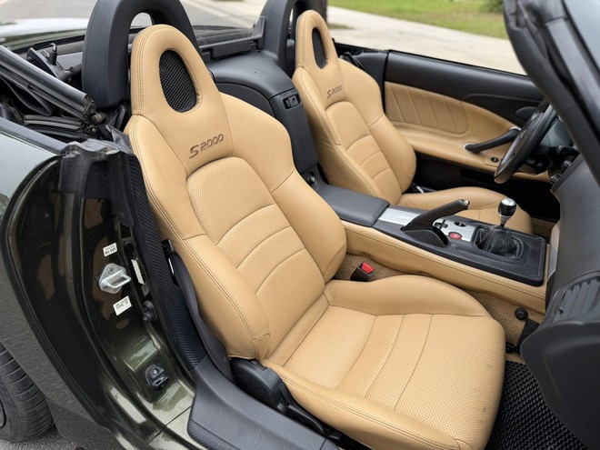 Honda S2000 cực hiếm l&ecirc;n s&agrave;n xe cũ: JDM 22 năm tuổi đắt ngang Porsche Taycan &lsquo;đập hộp&rsquo;- Ảnh 5.