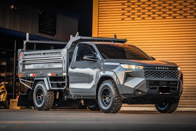 Toyota Hilux 'lột x&aacute;c' th&agrave;nh xe ben m&agrave; kh&ocirc;ng cần cắt xẻ: Chở tới 5 tấn, c&oacute; cả cần cẩu tự bốc h&agrave;ng- Ảnh 9.