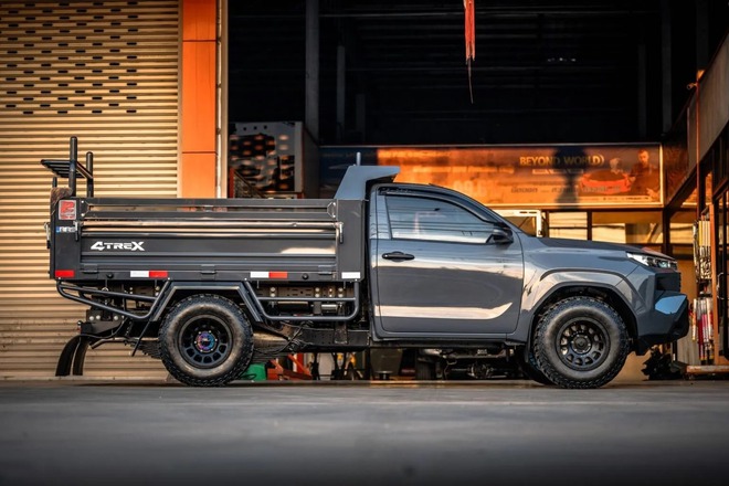 Toyota Hilux 'lột x&aacute;c' th&agrave;nh xe ben m&agrave; kh&ocirc;ng cần cắt xẻ: Chở tới 5 tấn, c&oacute; cả cần cẩu tự bốc h&agrave;ng- Ảnh 10.
