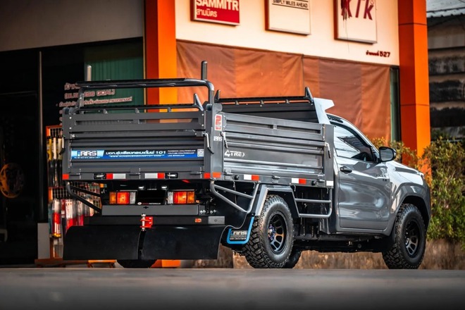 Toyota Hilux 'lột x&aacute;c' th&agrave;nh xe ben m&agrave; kh&ocirc;ng cần cắt xẻ: Chở tới 5 tấn, c&oacute; cả cần cẩu tự bốc h&agrave;ng- Ảnh 11.