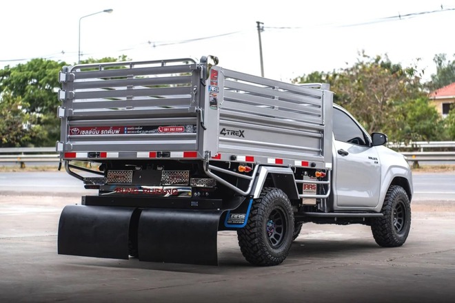 Toyota Hilux 'lột x&aacute;c' th&agrave;nh xe ben m&agrave; kh&ocirc;ng cần cắt xẻ: Chở tới 5 tấn, c&oacute; cả cần cẩu tự bốc h&agrave;ng- Ảnh 12.