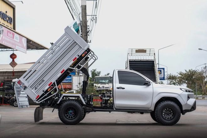 Toyota Hilux 'lột x&aacute;c' th&agrave;nh xe ben m&agrave; kh&ocirc;ng cần cắt xẻ: Chở tới 5 tấn, c&oacute; cả cần cẩu tự bốc h&agrave;ng- Ảnh 13.